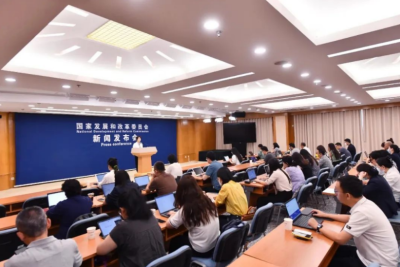 國家發(fā)改委：抓緊推動新能源建設(shè)，促進風電、太陽能多發(fā)多用